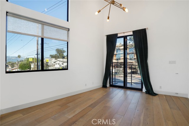 Detail Gallery Image 14 of 46 For 2400 Glendale Ct, Los Angeles,  CA 90039 - 3 Beds | 3 Baths