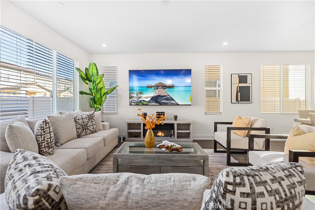 MLS #OC25112851 img 3