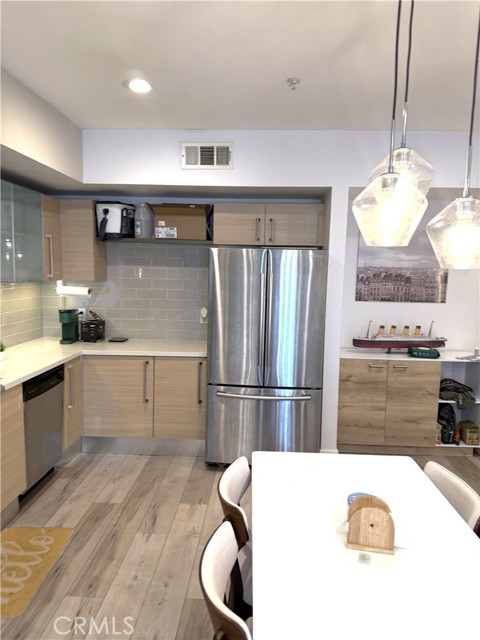 1234 Wilshire Blvd, Los Angeles CA: https://media.crmls.org/medias/1a0a2568-97c7-439e-af6d-04f6306c2fe2.jpg