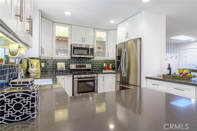 8042 Driftwood Drive, Huntington Beach CA: https://media.crmls.org/medias/1a0a2da6-8c90-4306-b68d-2606750b7d25.jpg