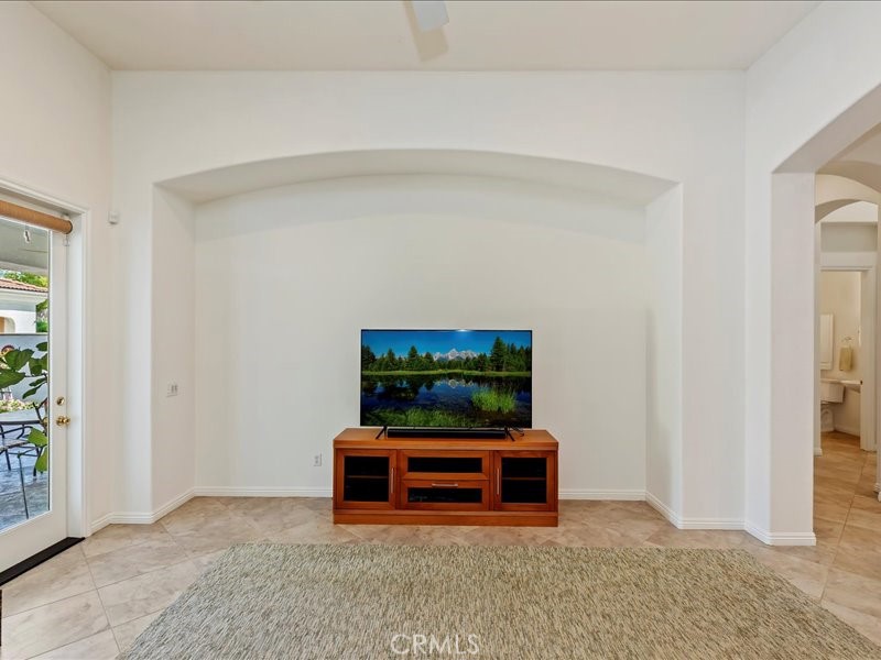 https://media.crmls.org/medias/1a0aa043-9beb-42a8-990e-26d7fded3905.jpg?preset=X-Large