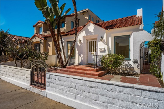 Detail Gallery Image 2 of 17 For 131 Santa Ana Ave, Long Beach,  CA 90803 - 2 Beds | 1 Baths