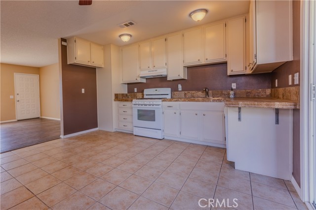 Detail Gallery Image 3 of 20 For 1103 Roosevelt, Lake Elsinore,  CA 92530 - 3 Beds | 1/1 Baths