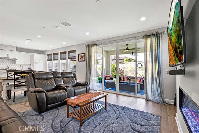 Detail Gallery Image 7 of 59 For 1270 E Providence Loop, Placentia,  CA 92870 - 4 Beds | 4/1 Baths