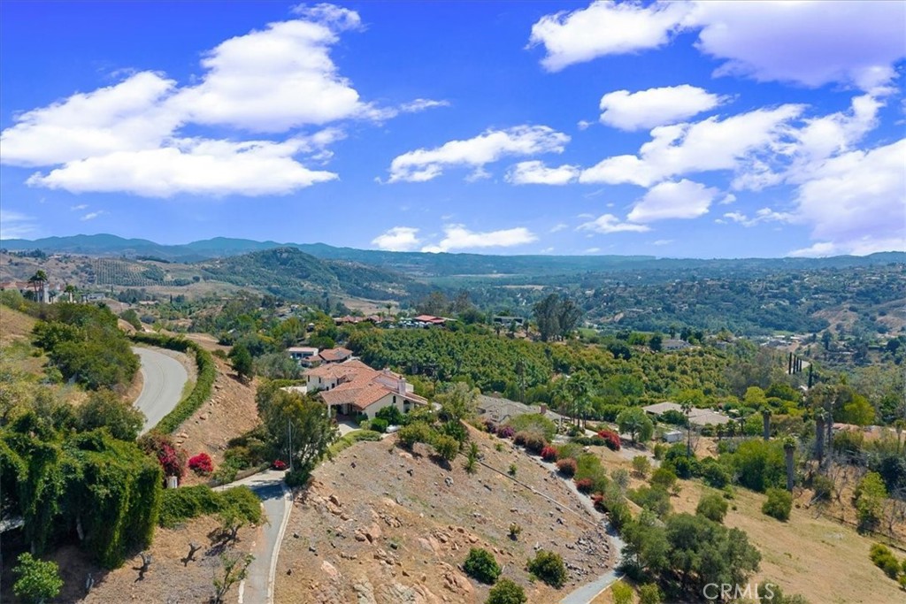 https://media.crmls.org/medias/1a127518-0057-4a46-8d61-b03066d4822c.jpg?preset=X-Large