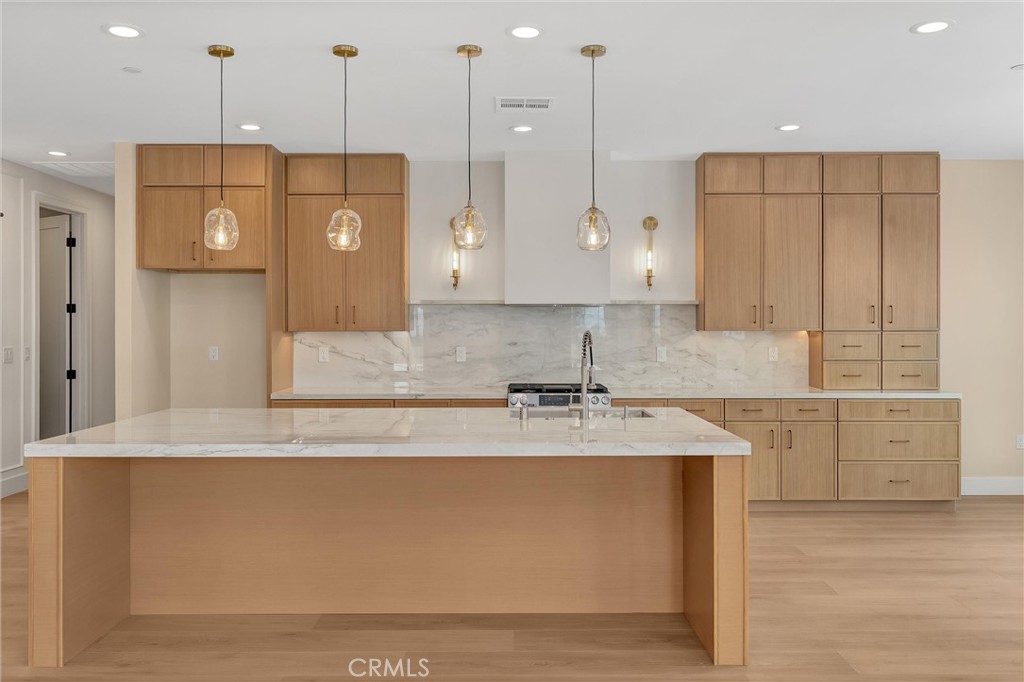 https://media.crmls.org/medias/1a14fb15-d240-4706-8fb7-890c58187709.jpg?preset=X-Large