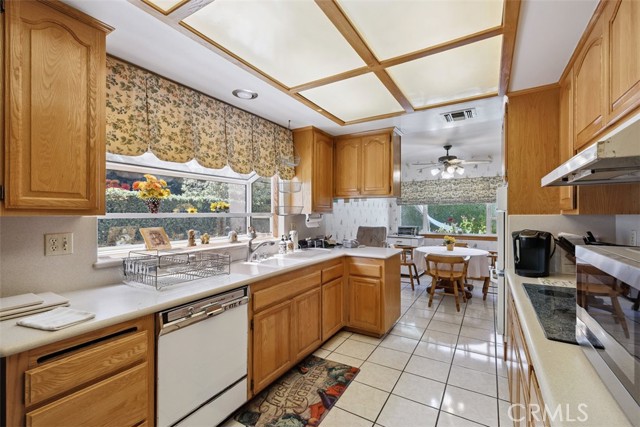 Detail Gallery Image 3 of 21 For 17733 Palora St, Encino,  CA 91316 - 4 Beds | 3 Baths