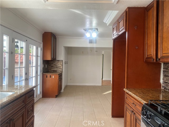 Detail Gallery Image 11 of 31 For 19608 Runnymede St, Reseda,  CA 91335 - 4 Beds | 3/1 Baths