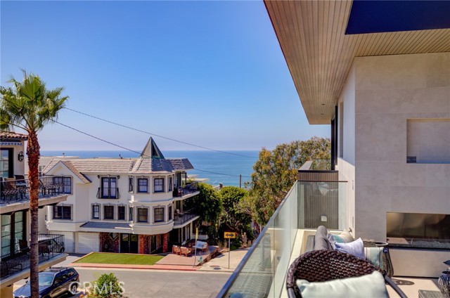 405 26th Street, Manhattan Beach, California 90266, 4 Bedrooms Bedrooms, ,1 BathroomBathrooms,Residential,Sold,26th Street,SB21203664