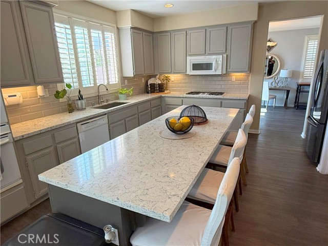 15767 Buck Point Lane, Fontana CA: https://media.crmls.org/medias/1a18c63c-4978-4543-ba1d-0ebd69482389.jpg
