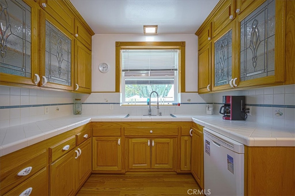 https://media.crmls.org/medias/1a18ea77-d5f3-463c-8f15-7142067d3586.jpg?preset=X-Large