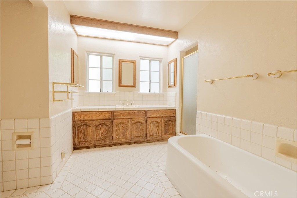 https://media.crmls.org/medias/1a19e166-9349-4632-aa0b-989004c91c2f.jpg?preset=X-Large