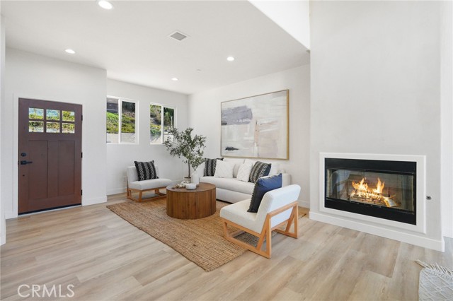 Detail Gallery Image 3 of 25 For 2401 Yorkshire Dr, Los Angeles,  CA 90065 - 3 Beds | 2/1 Baths