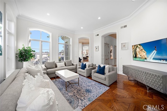Detail Gallery Image 10 of 46 For 121 Emerald Bay, Laguna Beach,  CA 92651 - 5 Beds | 4/1 Baths