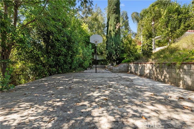 6065 Saint Augustine Drive, Riverside CA: https://media.crmls.org/medias/1a227975-d4c9-44be-826e-9363ceb9d1f1.jpg
