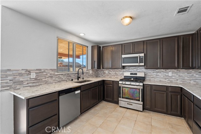 Detail Gallery Image 8 of 33 For 18891 Shoshonee Rd, Apple Valley,  CA 92307 - 3 Beds | 2 Baths