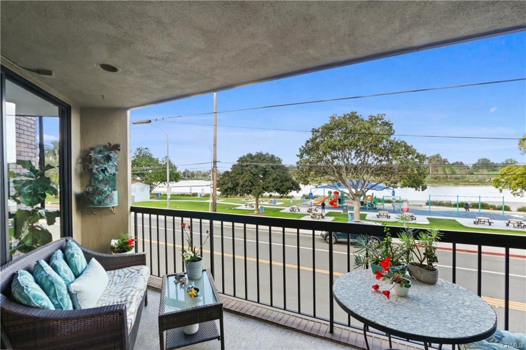 Detail Gallery Image 10 of 13 For 5190 E Colorado St #206,  Long Beach,  CA 90814 - 2 Beds | 2 Baths