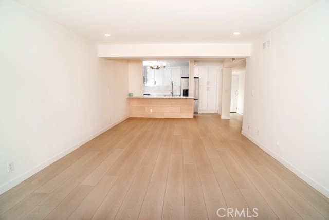 Detail Gallery Image 3 of 17 For 21650 Burbank #115,  Woodland Hills,  CA 91367 - 2 Beds | 2 Baths