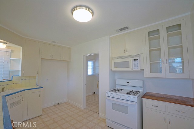 Detail Gallery Image 5 of 22 For 4285 Oakwood Pl, Riverside,  CA 92506 - 3 Beds | 1/1 Baths