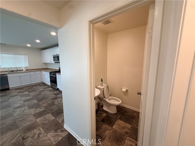 Detail Gallery Image 9 of 29 For 16931 Montgomery, Fontana,  CA 92336 - 3 Beds | 2/1 Baths