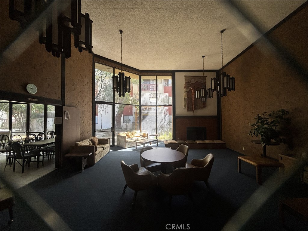 https://media.crmls.org/medias/1a2ee5e0-78ac-4a60-b18a-f2fc1592ac22.jpg?preset=X-Large