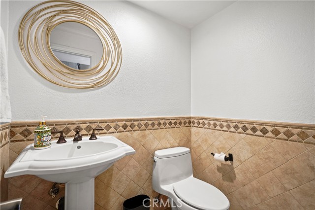Detail Gallery Image 7 of 28 For 18409 Collins Street #D,  Tarzana,  CA 91356 - 2 Beds | 2/1 Baths