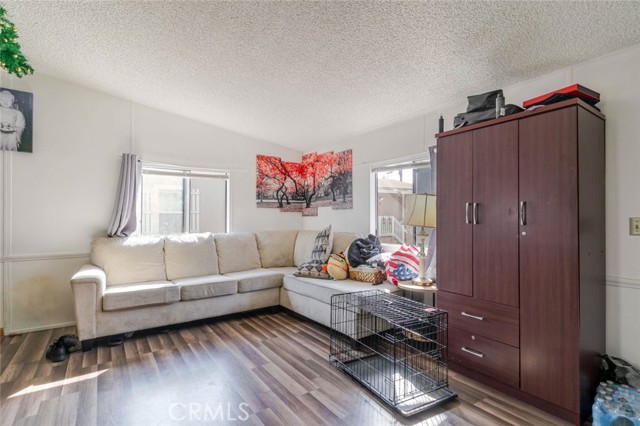 Detail Gallery Image 4 of 15 For 7560 Woodman Pl #65,  Van Nuys,  CA 91405 - 2 Beds | 1 Baths