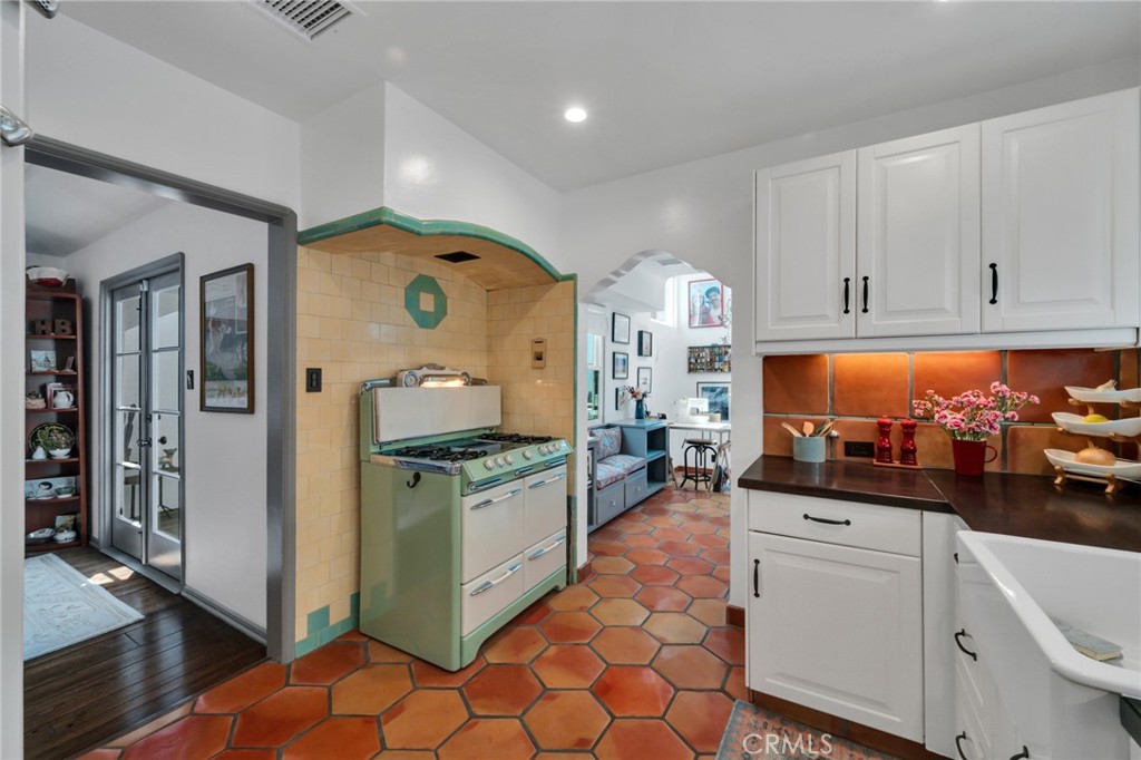 https://media.crmls.org/medias/1a38f9f4-3a3e-49b9-a033-c8f235a05eb3.jpg?preset=X-Large