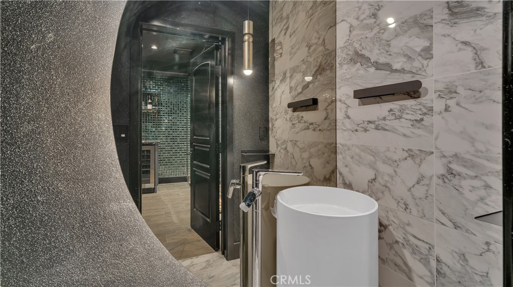 https://media.crmls.org/medias/1a39a84b-550a-4dd9-8d50-424771533258.jpg?preset=X-Large
