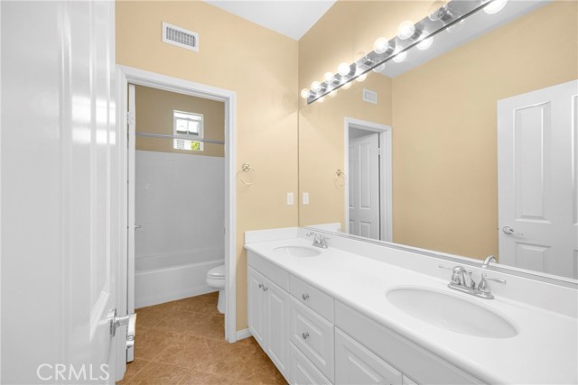 Hall bath upstairs / Angel 1