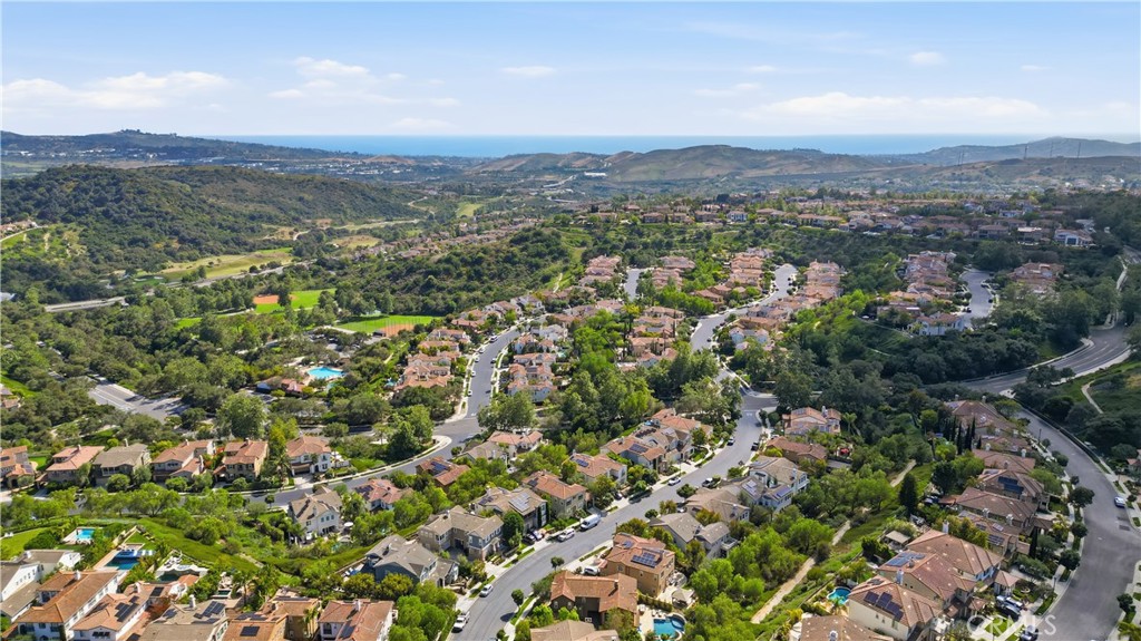 https://media.crmls.org/medias/1a3b31c0-aa52-4874-acb1-3589f42b235b.jpg?preset=X-Large