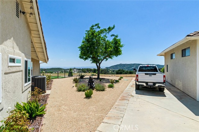 13288 Oak Crest Drive, Yucaipa CA: https://media.crmls.org/medias/1a3fcb9f-aac6-4cc5-aa39-8d3c48658c2f.jpg