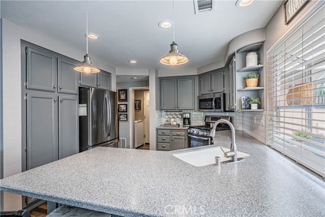 Detail Gallery Image 16 of 59 For 29385 N Lake Dr, Lake Elsinore,  CA 92530 - 3 Beds | 2/1 Baths