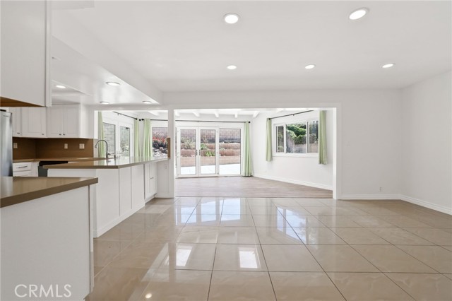 Detail Gallery Image 6 of 27 For 19382 Weymouth Ln, Huntington Beach,  CA 92646 - 4 Beds | 3 Baths