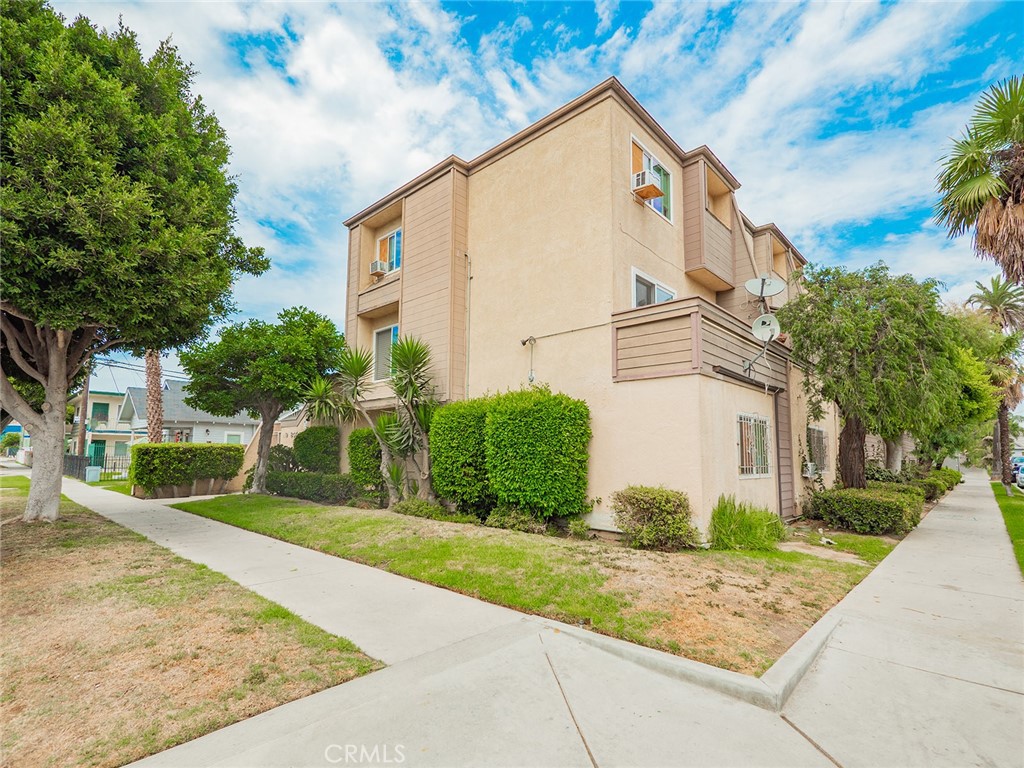 851 E 9th Street 205