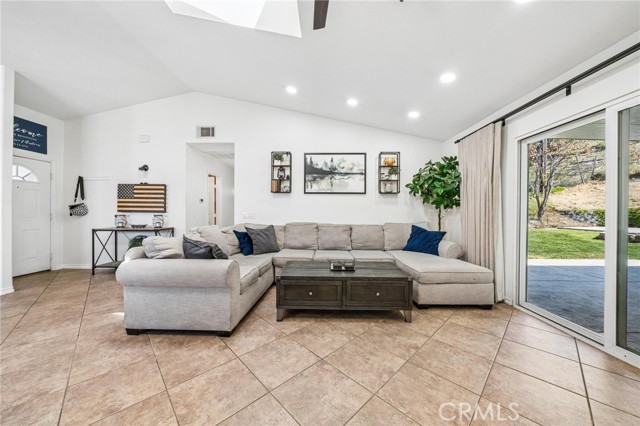 Detail Gallery Image 10 of 36 For 27920 Camp Plenty Rd, Canyon Country,  CA 91351 - 3 Beds | 2 Baths