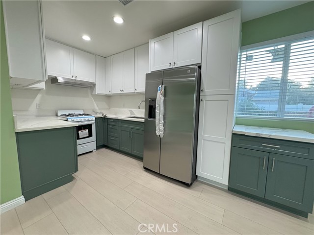 Detail Gallery Image 4 of 10 For 8520 Fenwick, Sunland,  CA 91040 - 2 Beds | 2 Baths