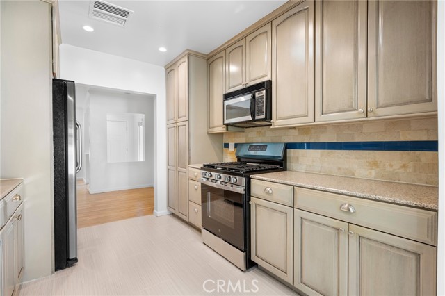 Detail Gallery Image 11 of 34 For 17429 Burbank Bld, Encino,  CA 91316 - 3 Beds | 2 Baths