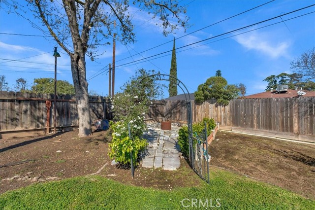Detail Gallery Image 29 of 45 For 404 W Robinson Ave, Fresno,  CA 93705 - 3 Beds | 2 Baths