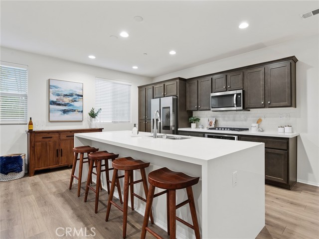 Detail Gallery Image 4 of 53 For 11238 N Mission Heights Dr, –,  CA 91345 - 3 Beds | 3 Baths