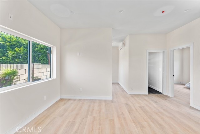 Detail Gallery Image 5 of 13 For 925 W Maple Ave, Orange,  CA 92868 - 2 Beds | 2 Baths