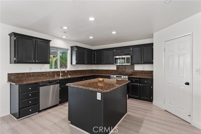 Detail Gallery Image 17 of 39 For 15552 Caravelle, Fontana,  CA 92336 - 4 Beds | 2/1 Baths