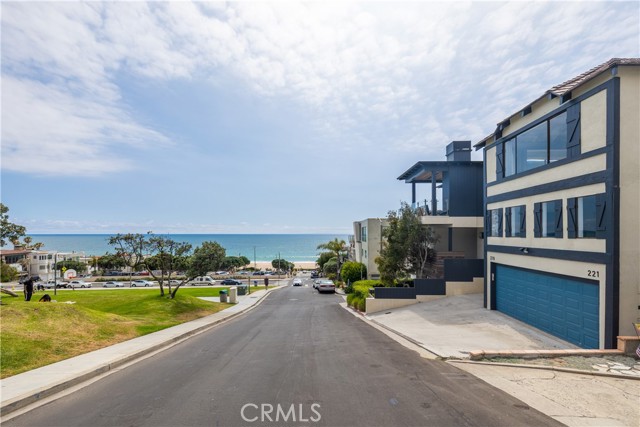 Detail Gallery Image 4 of 37 For 221 27th St, Manhattan Beach,  CA 90266 - 2 Beds | 2 Baths