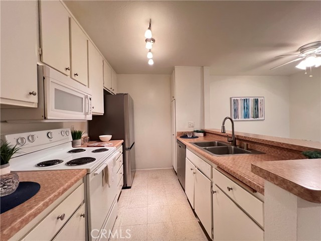 Detail Gallery Image 17 of 44 For 4900 Overland Avenue #125,  Culver City,  CA 90230 - 2 Beds | 2 Baths