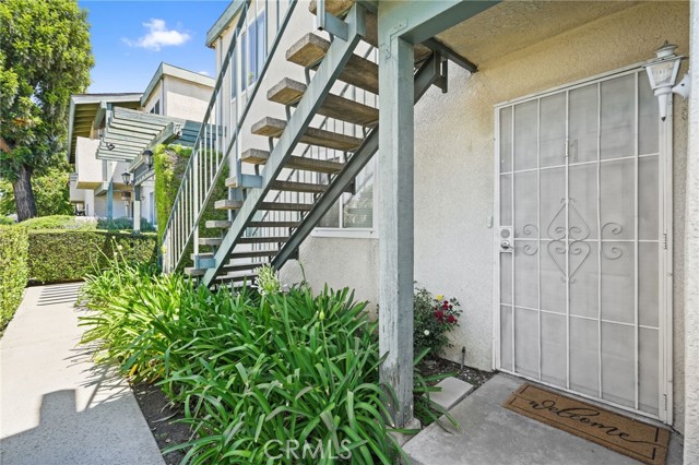 Detail Gallery Image 2 of 15 For 10636 Woodley Ave #1,  Granada Hills,  CA 91344 - 3 Beds | 2 Baths