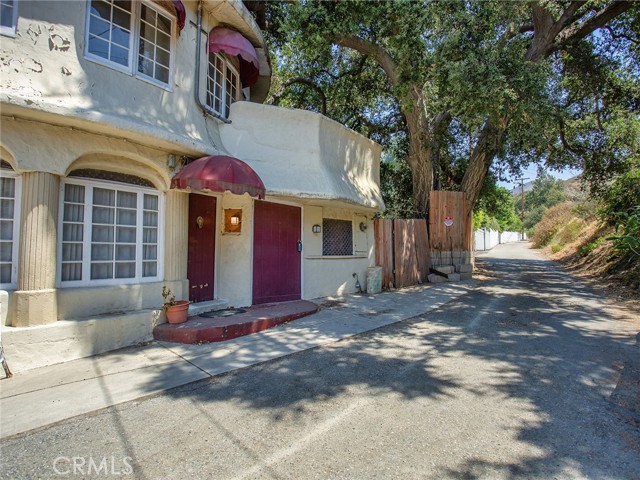 8618 La Tuna Canyon Road, Sun Valley CA: https://media.crmls.org/medias/1a595d2a-17b1-46c6-b7b1-aa5be409b191.jpg