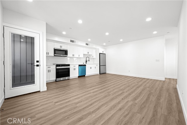 Detail Gallery Image 10 of 35 For 6700 Kester Ave, Van Nuys,  CA 91405 - 5 Beds | 4 Baths