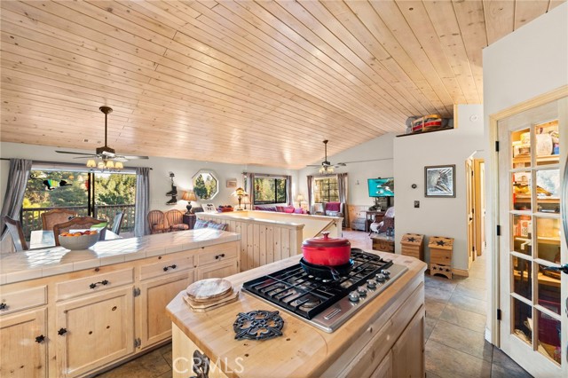 Detail Gallery Image 8 of 31 For 2011 Nob Hill, Running Springs,  CA 92382 - 3 Beds | 2/1 Baths