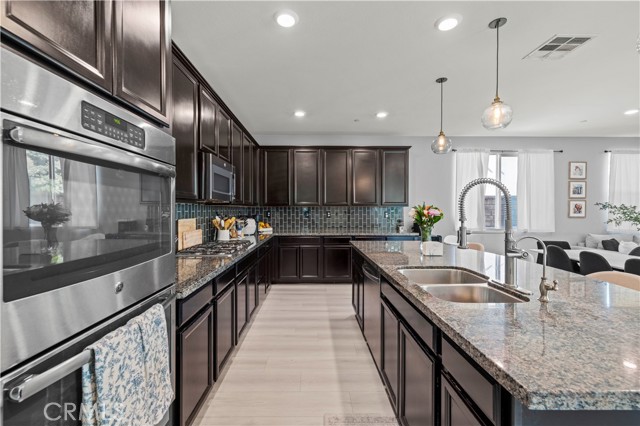 Detail Gallery Image 18 of 60 For 24106 Village Cir, Valencia,  CA 91354 - 4 Beds | 3 Baths
