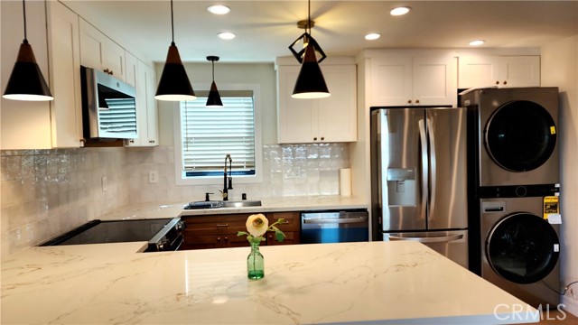 Detail Gallery Image 3 of 23 For 1972 S Corning St, Los Angeles,  CA 90034 - 2 Beds | 2 Baths